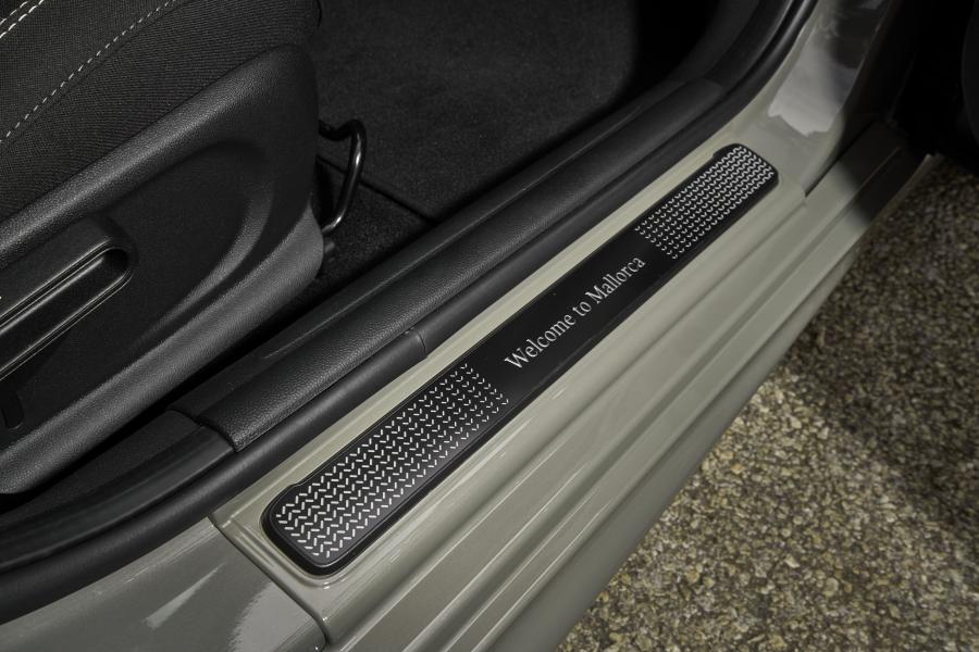 Детали интерьера Mini Cooper S 5-Door (F56) 2018 года  (WW) (фото 82 из 86)